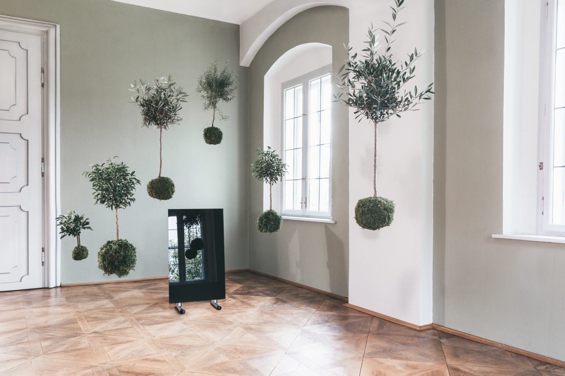 Die schwarze Glasheizung von Redwell gibt ihre Wärme in einem großen Schlosssalon ab und bringt Bäume zum Fliegen.