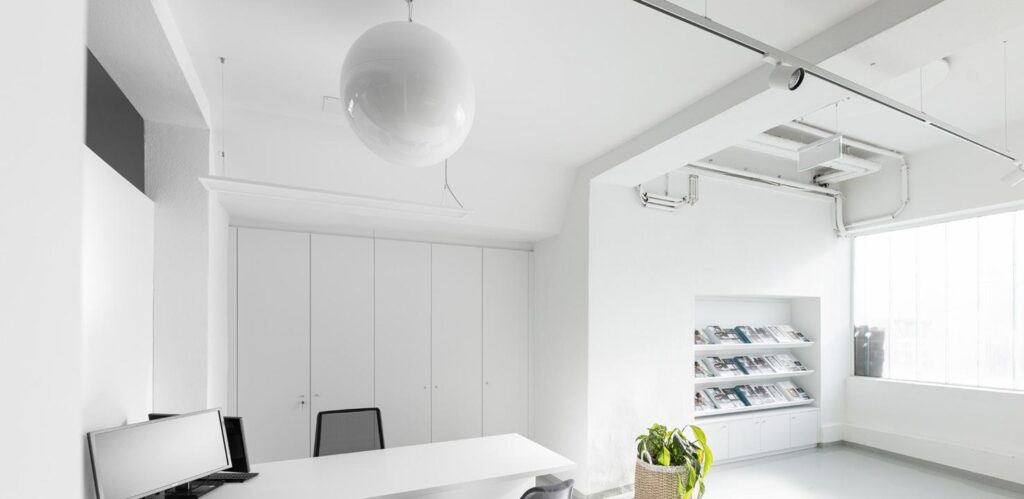 Laeküte ei võta väärtuslikku seina- ega põrandapinda. See on eriti oluline: väikestes korterites kontorites äripindadel