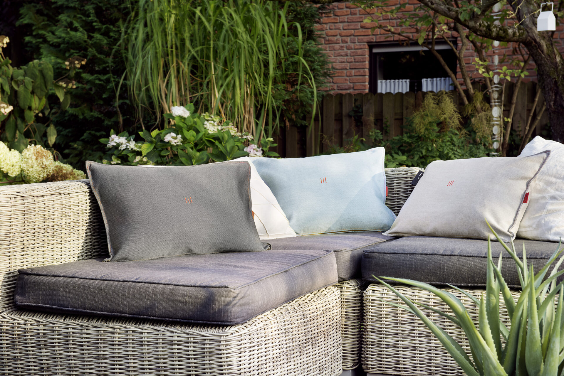 Heatme juhtmevabad soojenduspadjad on suurepärane viis külmadel päevadel mõnusa soojuse nautimiseks. Olgu siis kontoris või aias, lugedes või liikvel olles – soojenduspadi pakub lõõgastust ja vajalikku heaolu tunnet. Kompaktse aku või akupangaga varustatud värvilisi soojenduspatju kasutatakse alati, kui külm aeglaselt altpoolt ligi hiilib.